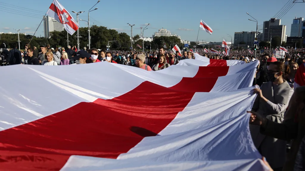 Bílo-červeno-bílá vlajka je symbolem běloruských opozičních protestů