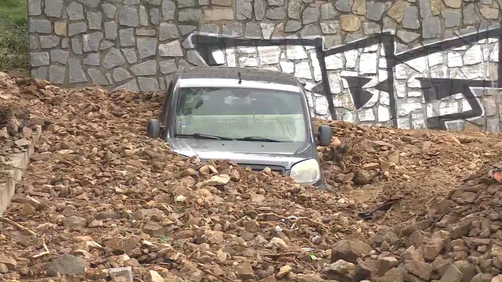 Hlína a kamení se v Táboře sesunuly na osobní auto