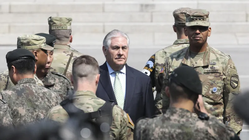 Šéf americké diplomacie při návštěvě jednotek v Panmundžomu na hranici mezi Severní a Jižní Koreou