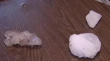 Led, který spadl z letadla na dům