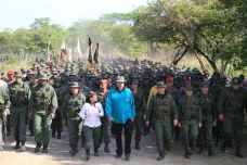 Venezuelané míří ke kasárnám přesvědčovat vojáky. Armáda zatím zůstává věrná Madurovi 