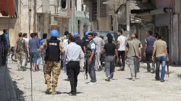 Pozorovatelé OSN spolu s ozbrojenci opoziční Syrské svobodné armády kontrolují obytné oblasti