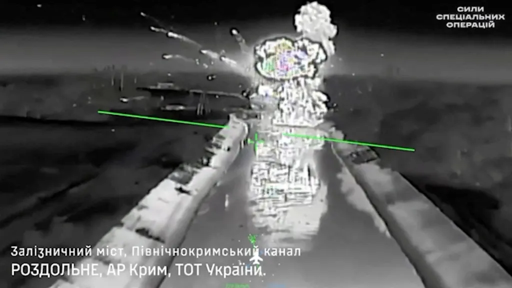 Záběr z dronu ukazuje kouř na krymském železničním mostě, jenž Kyjev tvrdí, že zničil
