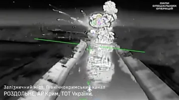 Záběr z dronu ukazuje kouř na krymském železničním mostě, jenž Kyjev tvrdí, že zničil