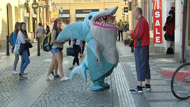 Pouliční reklama v centru Prahy