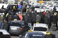 Další protest taxikářů: V centru blokovali tramvaje, pak předstírali závady na magistrále 