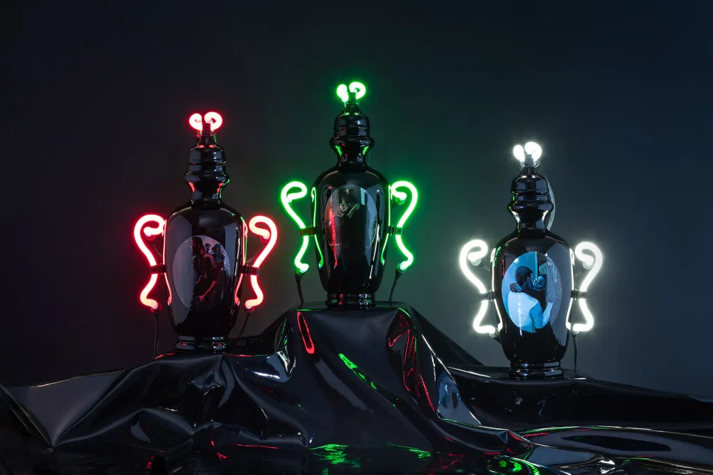 … Dominika Petrtýlová za neonové vázy Party vases…