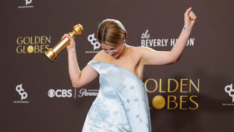 Jessie Buckleyová se raduje ze Zlatého glóbu za roli ve filmu Hamnet