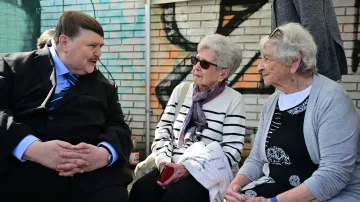 Zleva mluvčí Sudetoněmeckého krajanského sdružení Bernd Posselt a zachráněné děti Milena Grenfell-Bainesová a Eva Paddocková
