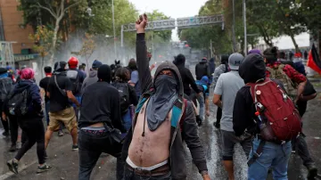 Pondělní protivládní protest v Santiagu de Chile se zvrhl ve střety s bezpečnostními složkami