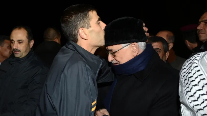 Palestinský prezident Abbás se zdraví s jedním z propuštěných