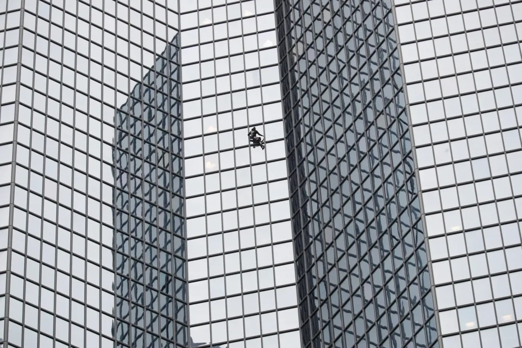 Alain Robert pokořil budovu Total v pařížské čtvrti La Défense