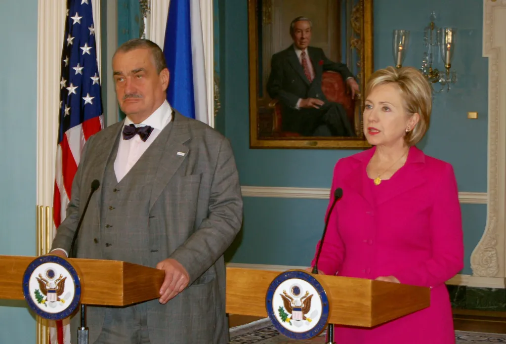 Český ministr zahraničí Karel Schwarzenberg a šéfka americké diplomacie Hillary Clintonová na tiskové konferenci po jednání ve Washingtonu 10. února 2009