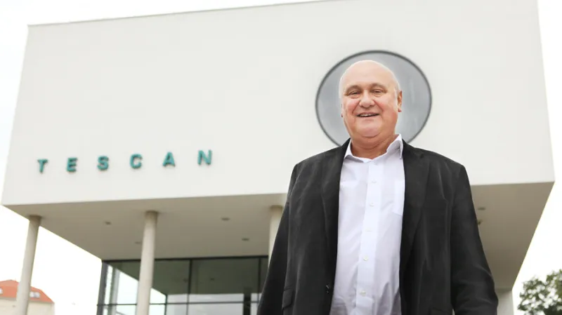 Ředitel Tescanu Klíma nabízí v prostorách své firmy trvalá zaměstnanecká místa mladým mozkům, ale i dočasné příležitosti doktorandům pro jejich výzkum. Často u něj pak zůstanou.