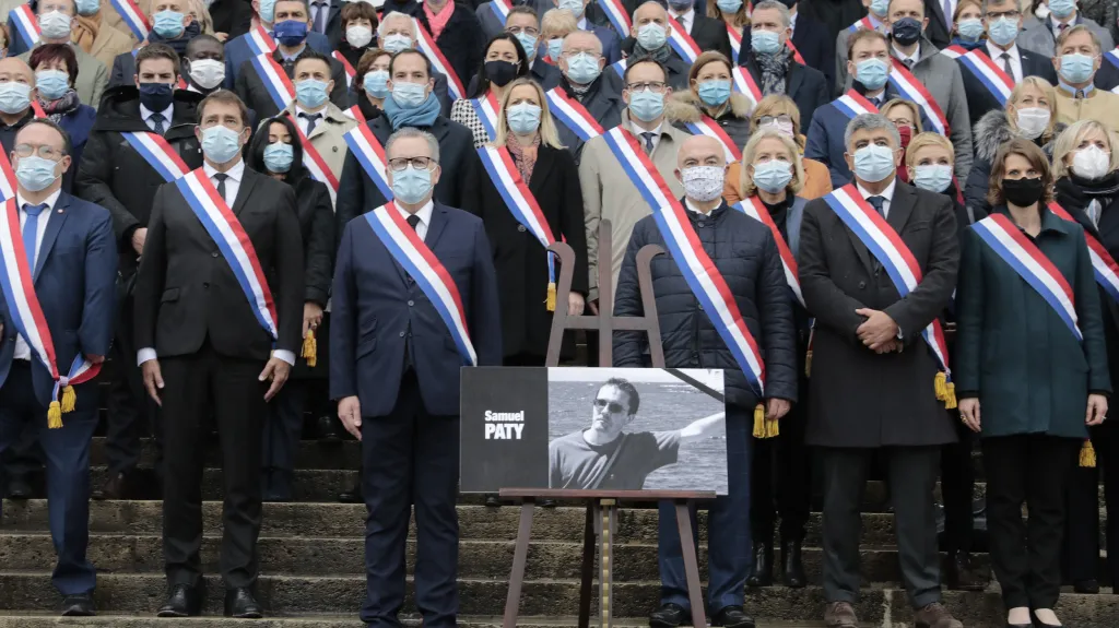 Francouzští zákonodárci uctili památku zavražděného učitele minutou ticha