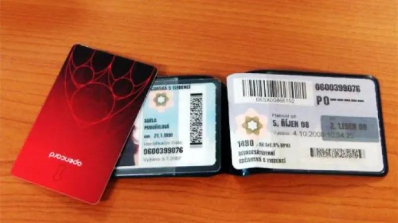 Nový a starý způsob platby z pražskou MHD - Opencard versus papírová tramvajenka