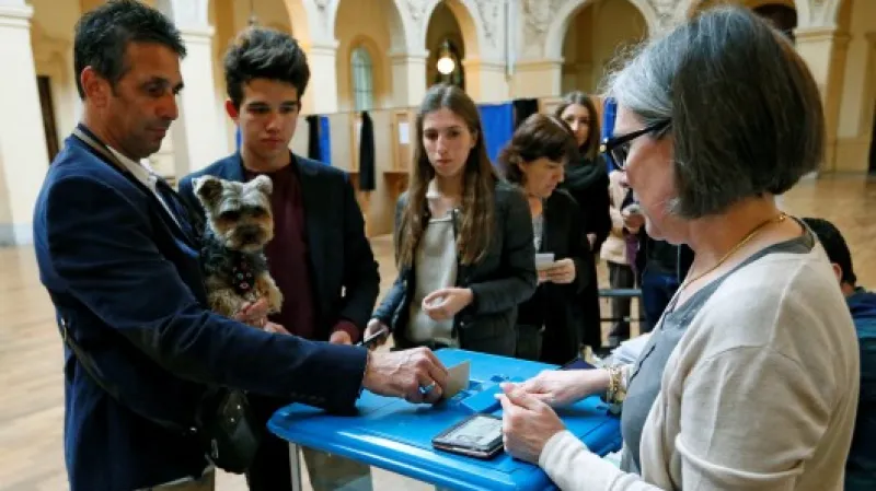 Volební místnost v Lyonu,  Autor: Robert Pratta,  Zdroj: Reuters
