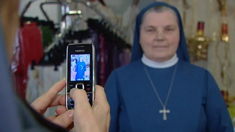 Jeptišky se fotí na papežův portét