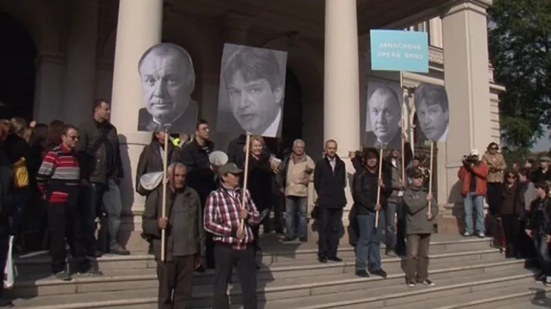 Demonstrující se začali scházet před Mahenovým divadlem