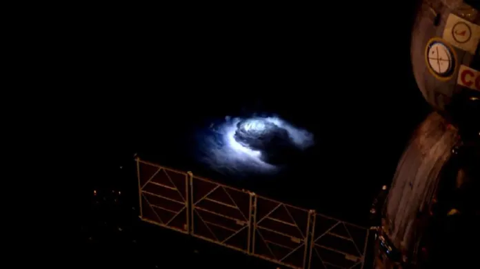 Nadoblačný jev vyfocený Andreasem Mogensenem z ISS