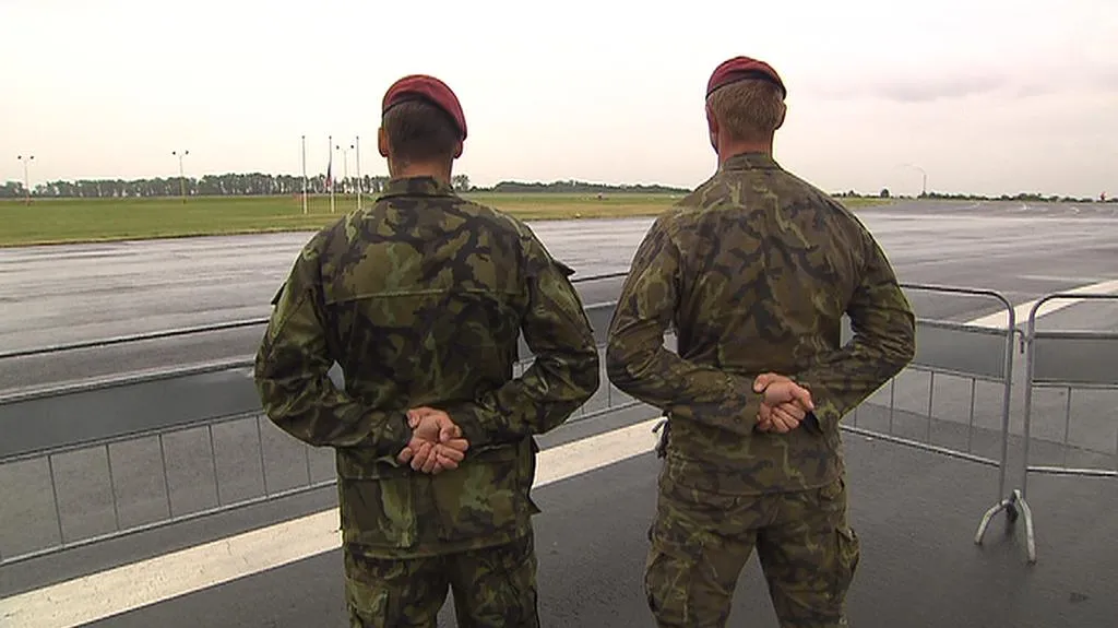 Dvojice vojáků z 43. chrudimského praporu vyhlíží Bagrám