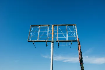 V ulicích stojí nelegálně skoro 200 billboardů, tvrdí opozice v Pardubicích