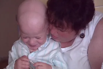 Dlouhodobě nemocné dítě si žádá celodenní pečí, kde na ni ale vzít?