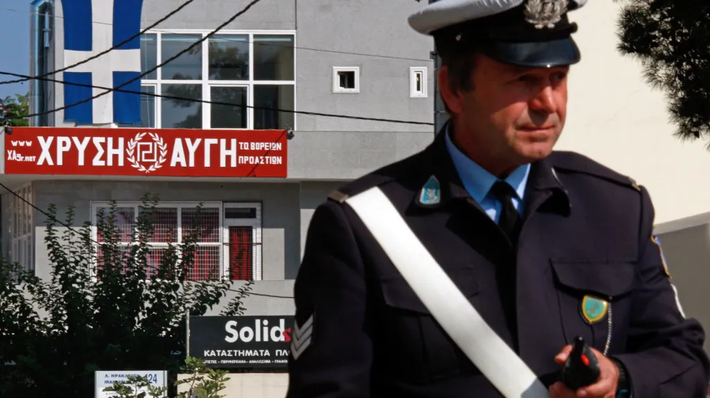 Policie před sídlem Zlatého úsvitu v Aténách