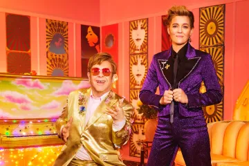 Elton John albem podpořil queer lidi, v Rusku ze stejného důvodu vadí