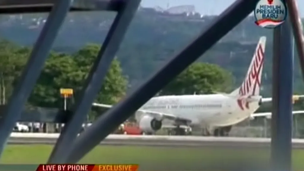 Letadlo společnosti Virgin na letišti na Bali