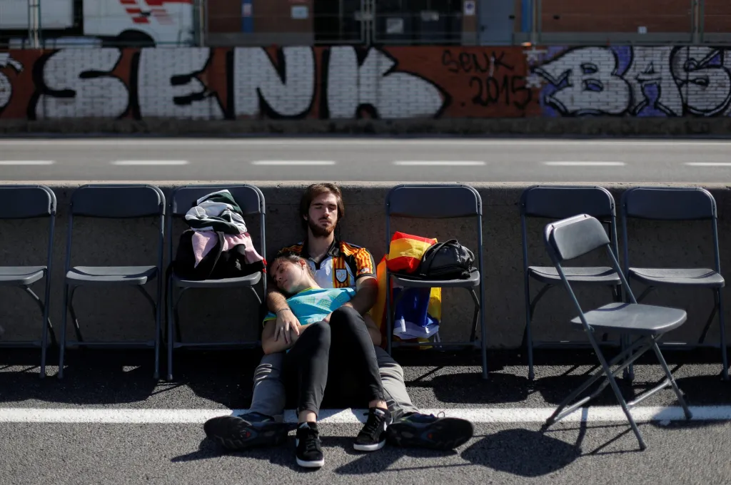 Kousek od Barcelony v Parets Del Valles odpočívá pár po protestech poté, co španělský nejvyšší soud uvěznil devět katalánských separatistických vůdců