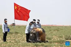 Čínská sonda se vrátila z odvrácené strany Měsíce se vzácnými vzorky