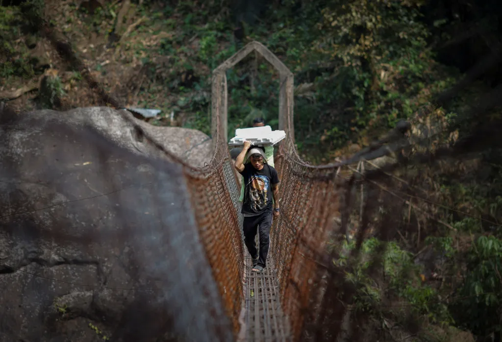 28letý Cornelius Mawa přechází přes visutý most, aby se dostal do vzdálené volební místnosti