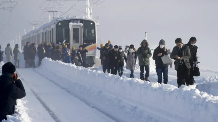 Cestující z japonského vlaku, který uvízl ve sněhu