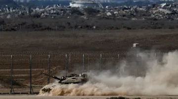 Izraelský tank manévruje na izraelské straně u hranic s Gazou
