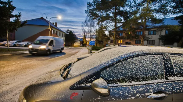 Sjízdnost silnic komplikuje sníh a náledí, kloužou i dálnice