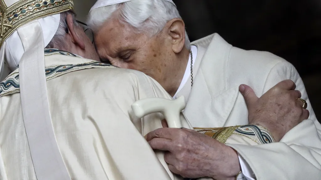 Benedikt XVI. a František na snímku z prosince 2015