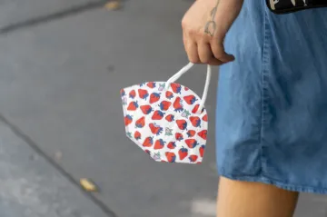 Nárůsty nakažených se vrátily ke květnovým hodnotám. Ministerstvo zdravotnictví má představit další strategii