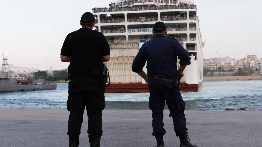 Obří trajekt připlouvá do přístavu v Pireu