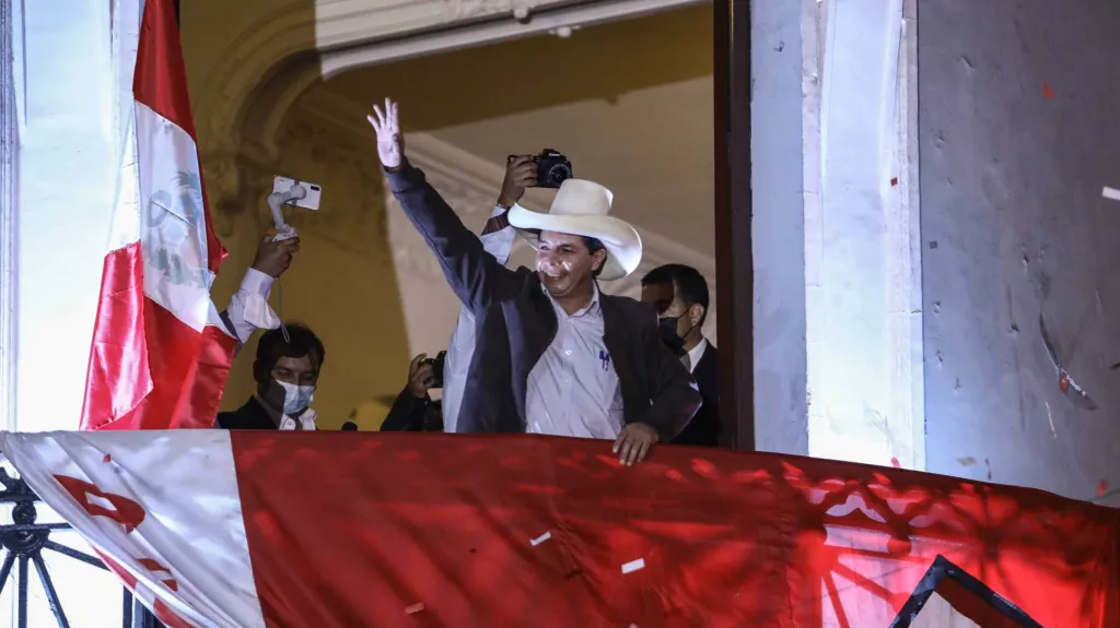 Pedro Castillo slaví vítězství ve volbách