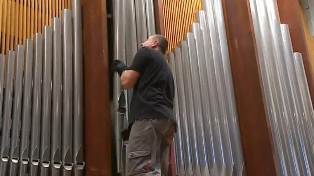 Rozebírání zlínských varhan