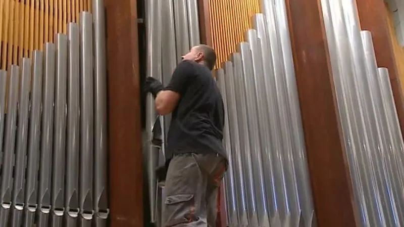 Rozebírání zlínských varhan