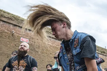 Nabroušené kytary, utržené mikrofony a nadšené davy. Odstartoval 24. ročník festivalu Brutal Assault 