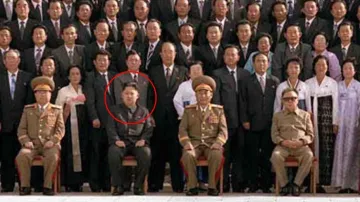Kim Čong-un (přední řada, druhý zleva)