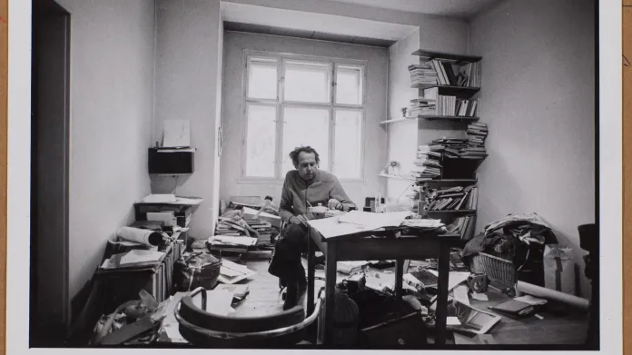 Jan Svoboda ve svém bytě v 80. letech