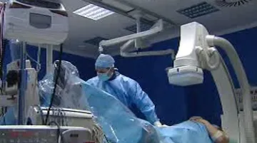 Zavádění elektrody na operačním sále