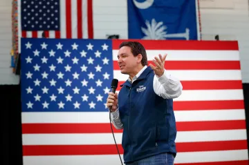 DeSantis odstoupil z primárek a podpořil Trumpa