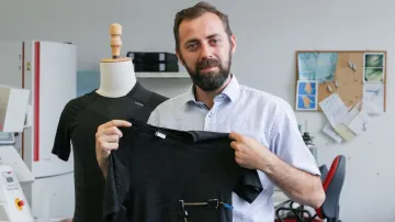 Výzkumník Michal Martinka ukazuje chytré tričko