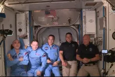 Crew Dragon se propojil s vesmírnou stanicí. Přestoupila první soukromě dovezená posádka