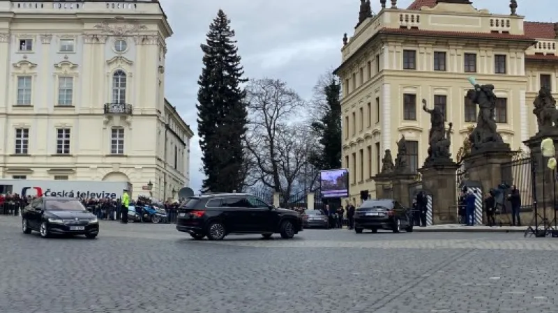 Petr Pavel s manželkou dorazil k Pražskému hradu Zdroj: ČT24